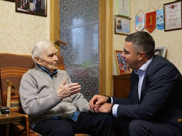 Мэр Тулы навестил ветерана войны, который не смог посетить торжество