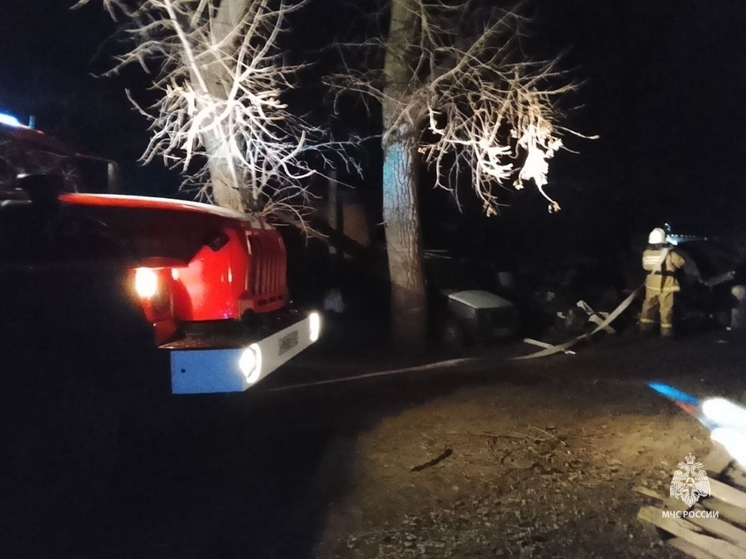 В Ростове-на-Дону на улице Обороны произошло возгорание старого автомобиля