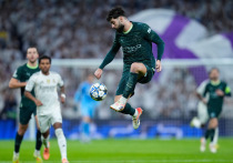 «Манчестер Сити» победил «Реал Мадрид» со счётом 2:1 на «Сантьяго Бернабеу» в Лиги чемпионов. Родриго открыл счёт на 28-й минуте, но «Сити» сравнял счёт усилиями Нико О’Райли (35') и вышел вперёд после пенальти Эрлинга Холанда (43'), назначенного за фол Рюдигера. Несмотря на активные действия «Реала» и яркие сейвы Куртуа, гости удержали преимущество. Поражение стало вторым подряд для «Реала», который опустился на седьмое место в таблице.