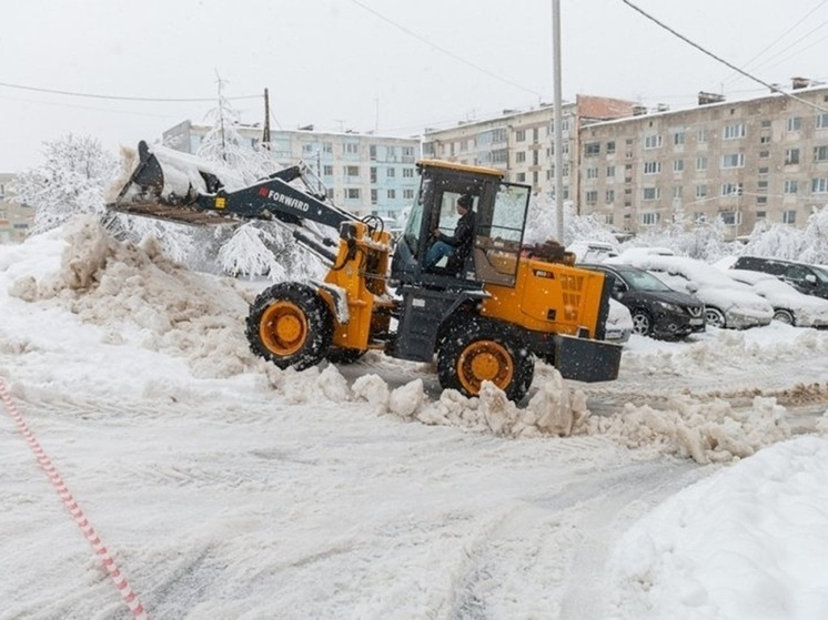 В Магадане на расчистку дорог после снегопада брошено более 50 единиц спецтехники