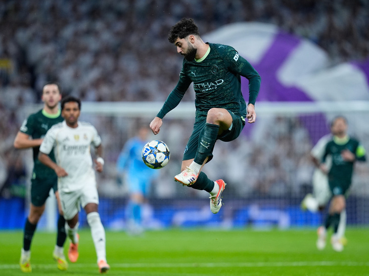 «Манчестер Сити» победил «Реал Мадрид» со счётом 2:1 на «Сантьяго Бернабеу» в Лиги чемпионов. Родриго открыл счёт на 28-й минуте, но «Сити» сравнял счёт усилиями Нико О’Райли (35') и вышел вперёд после пенальти Эрлинга Холанда (43'), назначенного за фол Рюдигера. Несмотря на активные действия «Реала» и яркие сейвы Куртуа, гости удержали преимущество. Поражение стало вторым подряд для «Реала», который опустился на седьмое место в таблице.