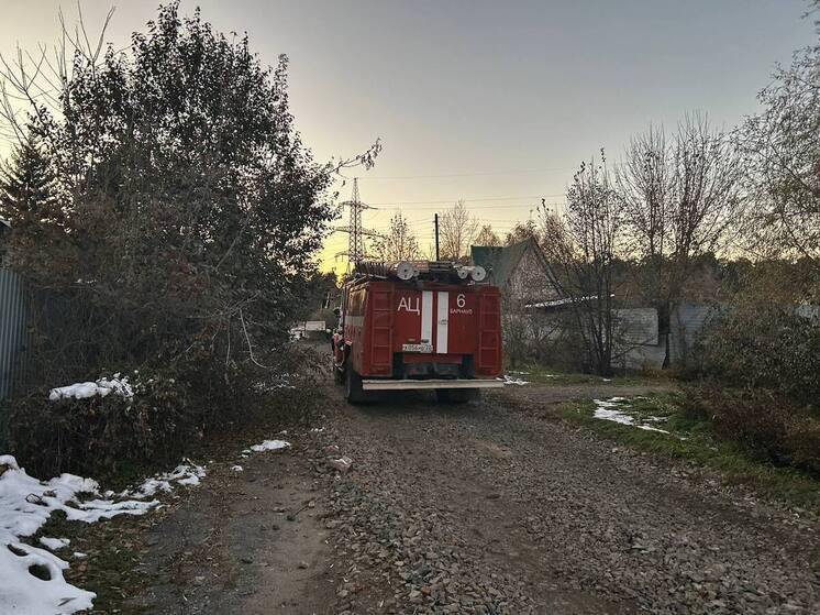 В Новоалтайске из горящего дома спасли мужчину