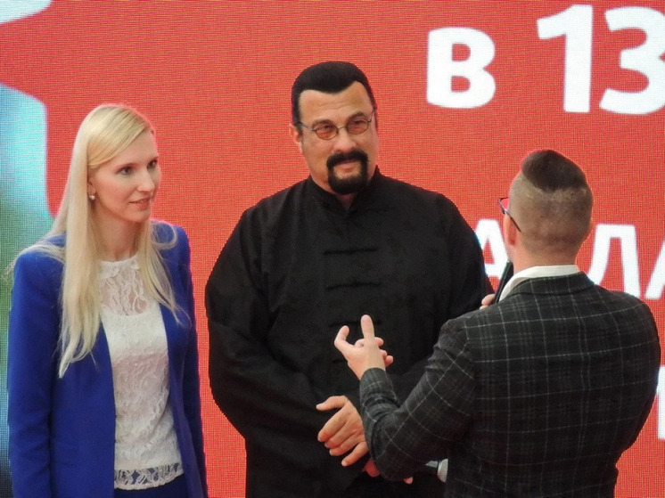 Стивен Сигал в Новосибирске: актёр об американском кино, российском паспорте и сибирских корнях