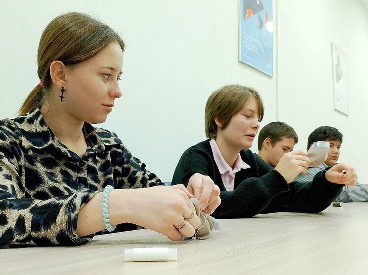 Школьники Тулуна сделали обереги для участников СВО после встречи в кадровом центре