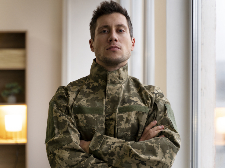 Бойца СВО из Красноярского края уволили без его ведома, пока он был на фронте