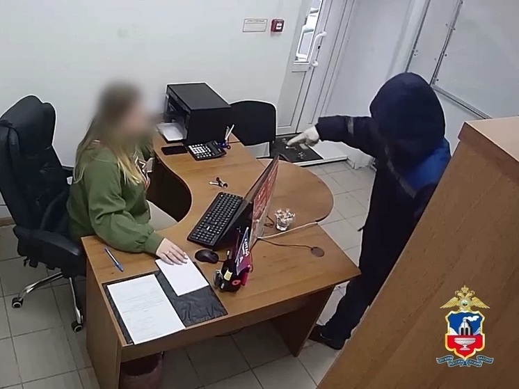 Сбрасывал «маски» на ходу: в Барнауле задержали рецидивиста, грабившего микрозаймы