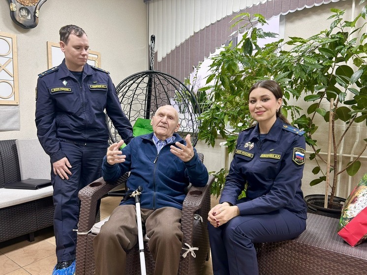 Ярославские приставы поздравили ветерана со 100-летием