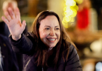Венесуэльская лауреат Нобелевской премии мира приветствовал толпу в Осло после почти годичного пребывания в бегах