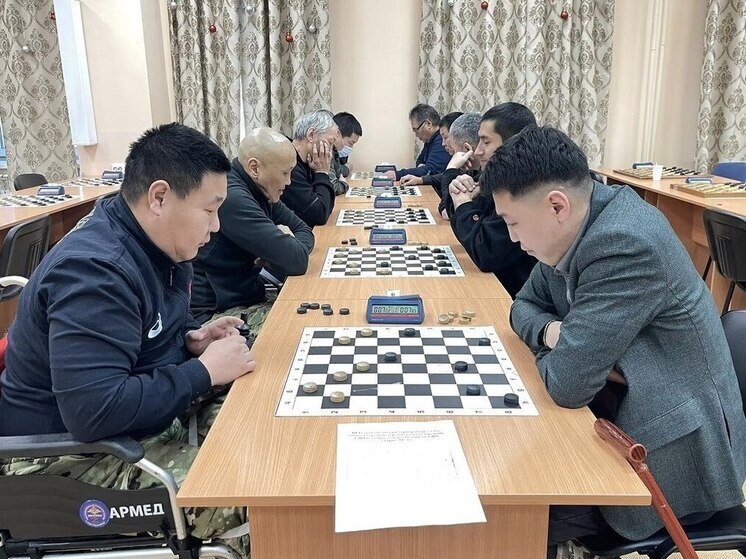 Турнир по русским шашкам объединил ветеранов и семьи участников СВО в Якутске
