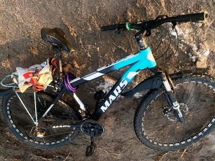 Велосипедистку сбили в поселке Волот на Старорусской улице