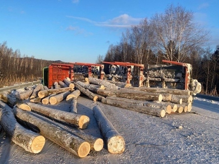 Трагедия на трассе А-375: водитель лесовоза погиб в Хабаровском крае