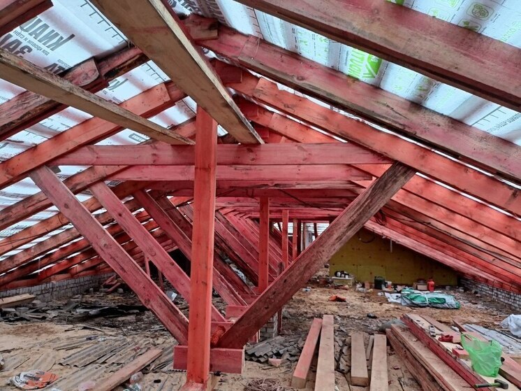 В селе Сосновка Бессоновского района капитально ремонтируют крышу многоквартирного дома