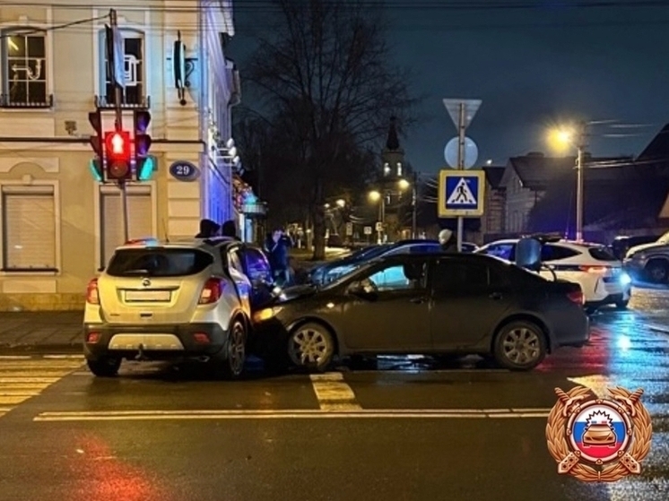 Три  человека пострадали в иномарке в центре Твери