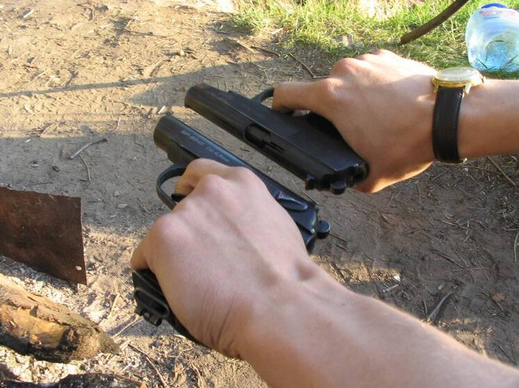 Полиция Петербурга задержала вандала, который стрелял по остановке из пистолета