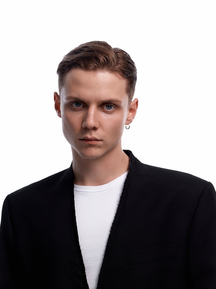 Красноярский певец Ваня Дмитриенко попал на обложку мемоиздания «Конституция для зумеров»