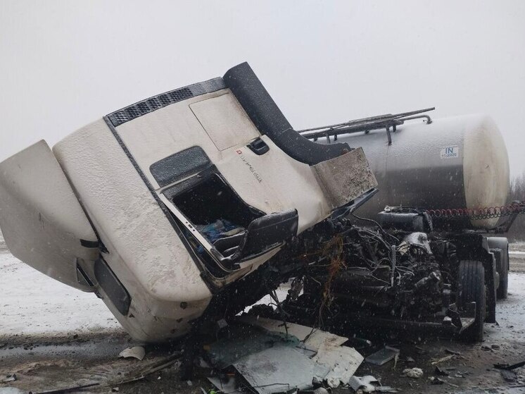 В Костромской области два грузовика улетели в кювет не поделив перекресток