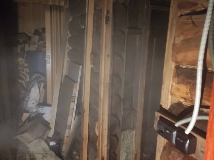 В Кольском районе пожарные спасали баню от огня