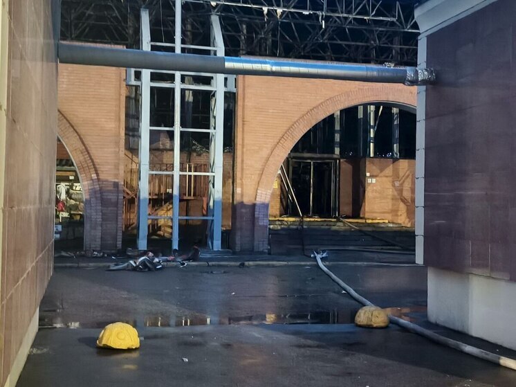 Пожар на Правобережном рынке окончательно удалось потушить только утром 11 декабря. У главного входа с ранних часов собираются десятки торговцев, но их пока не пускают внутрь павильона, передаёт корреспондент «МК в Питере» Наталья Ефимова. Когда осмотренные помещения откроют, неизвестно: специалисты продолжают наблюдение.