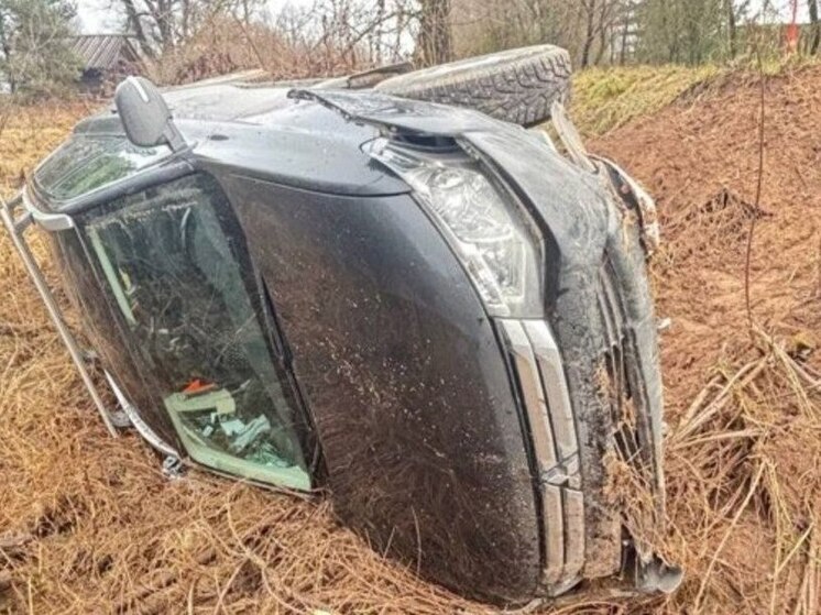 Пассажирка пострадала в машине, которая перевернулась в Новгородском округе