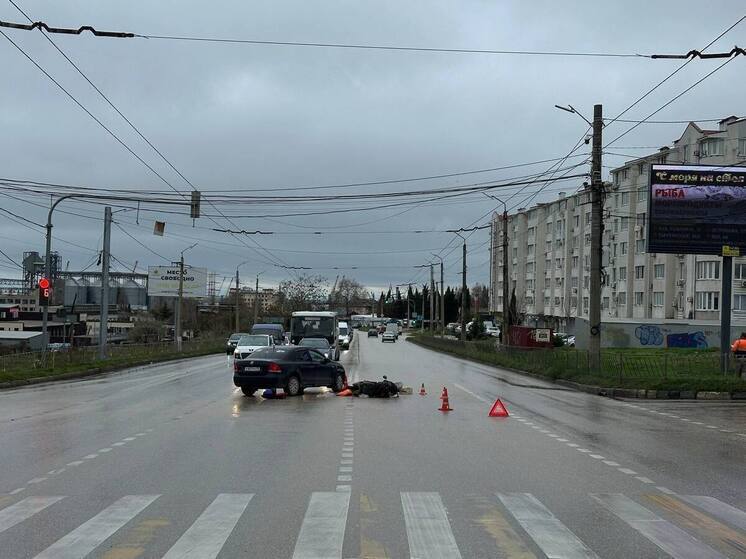В Севастополе водитель мопеда пострадал после столкновения с машиной