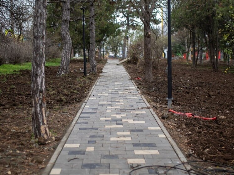 В Симферополе продолжаются работы по благоустройству Студенческого сквера