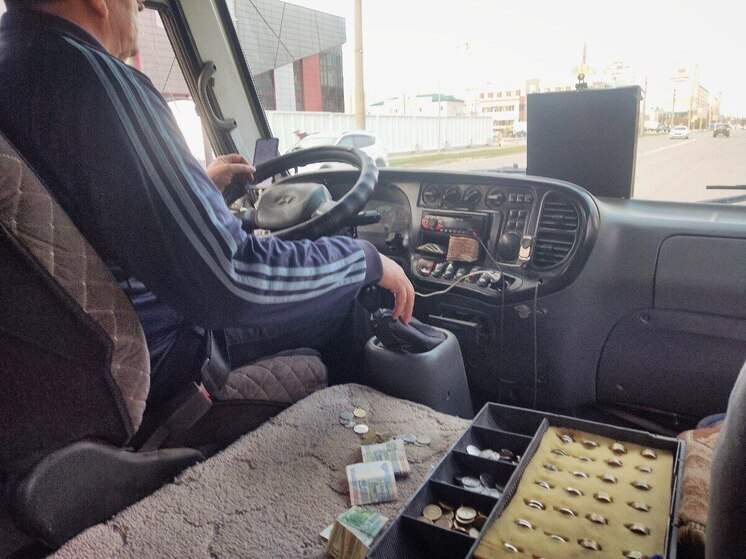 «Нет сдачи — нет выхода»: в Барнауле водитель не выпускал ребенка из маршрутки