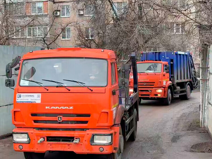 В ДНР поставили 9 мусоровозов и 13 бункеровозов