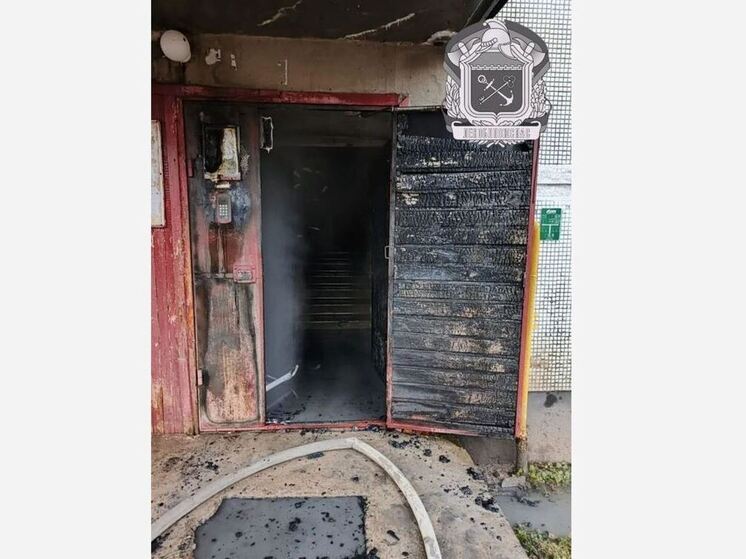 В Луге загорелась детская коляска в подъезде дома