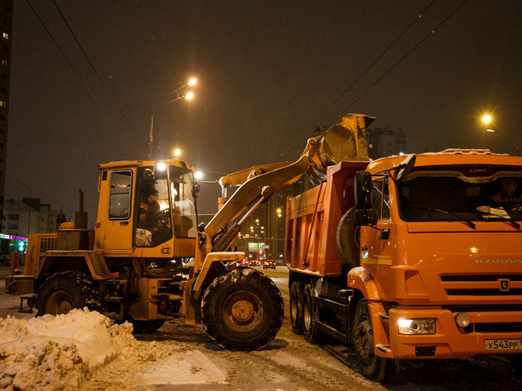 5 тонн первого снега вывезли за ночь из Казани