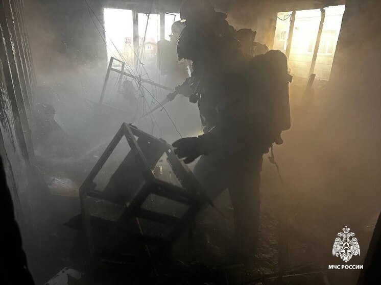 Сгорела мебель и оргтехника: пожарные потушили офисное здание во Владивостоке