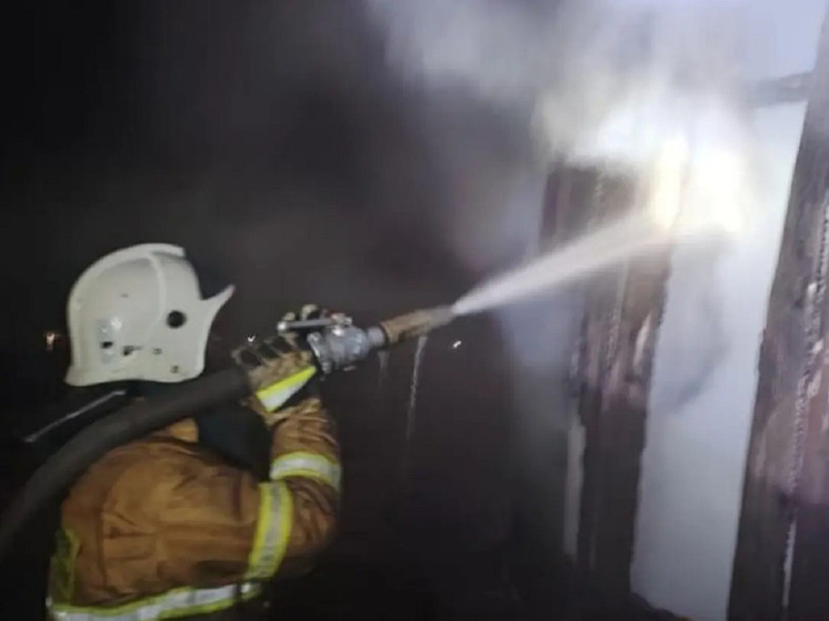 На Алтае загорелось 60 «квадратов» дома