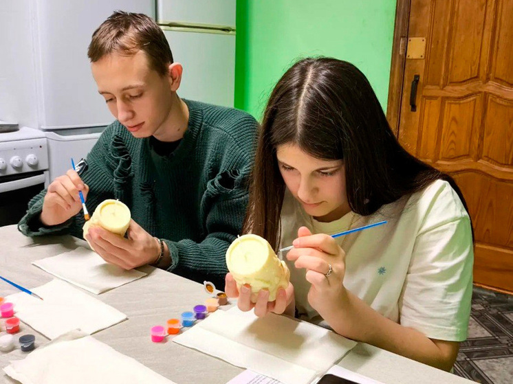 Липецкие студенты колледжа создают новогодние свечи для особого настроения