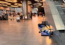 В аэропорту «Внуково», где из-за ночной атаки БПЛА на московский регион был отменен ряд авиарейсов обстановка остается сложной