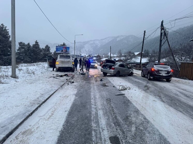 Три человека пострадали при столкновении иномарки с внедорожником на Алтае
