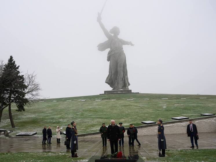 Генпрокурор РФ возложил цветы на Мамаевом кургане в Волгограде