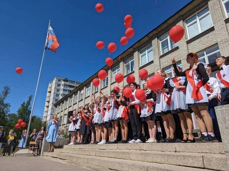 Минпрос утвердил даты последнего звонка и выпускного вечера в 2026 году