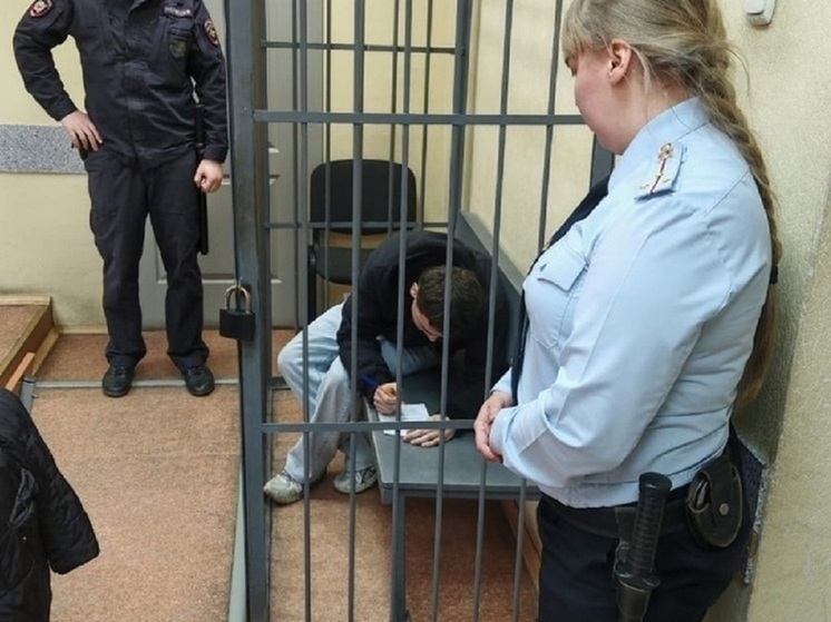 Молодой человек нападал с ножом на людей в Екатеринбурге