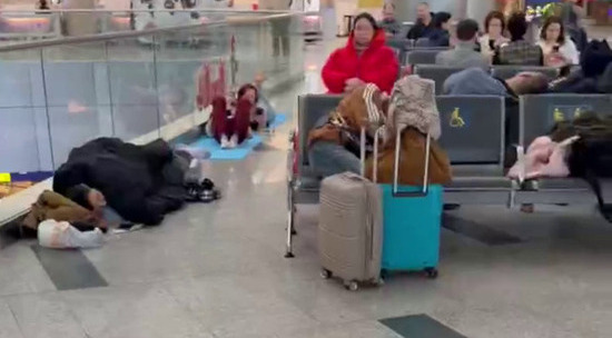 Атаки беспилотников привели к задержкам рейсов и ночевкам пассажиров в аэропорту Внуково