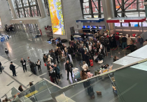 Пассажиры, скопившиеся в аэропорту «Внуково» из-за отмены рейсов в связи с атакой БПЛА, стали более активно выражать свое недовольство ситуацией