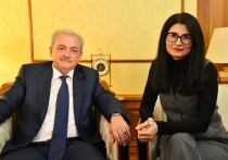 «Невысокого роста, с усами, глаза темно-карие, взгляд внимательный с хитрецой, располагающая к себе улыбка», - наверное, примерно так описывали бы в «ориентировке» моего собеседника иностранные спецслужбы