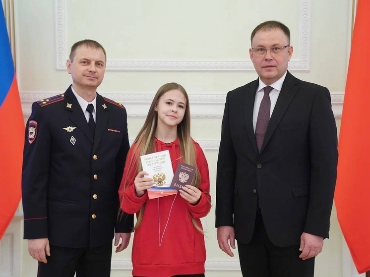 Юные победители олимпиад и волонтеры Кузбасса получили паспорта из рук губернатора