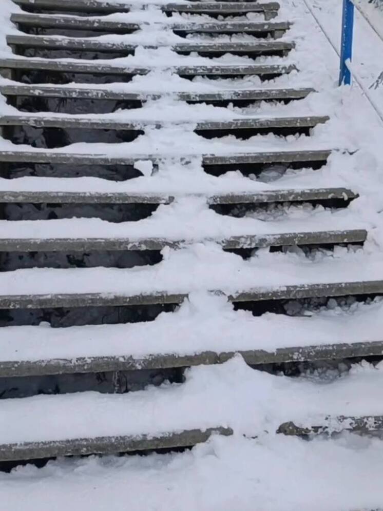 Лестница к Мосту влюбленных в Салехарде превратилась в опасный каток