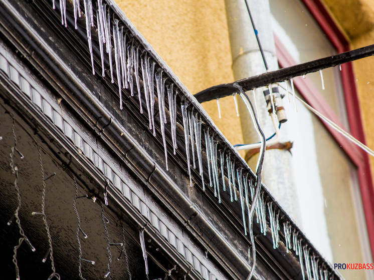 Кузбассовцы сообщили о ледяной глыбе на крыше дома