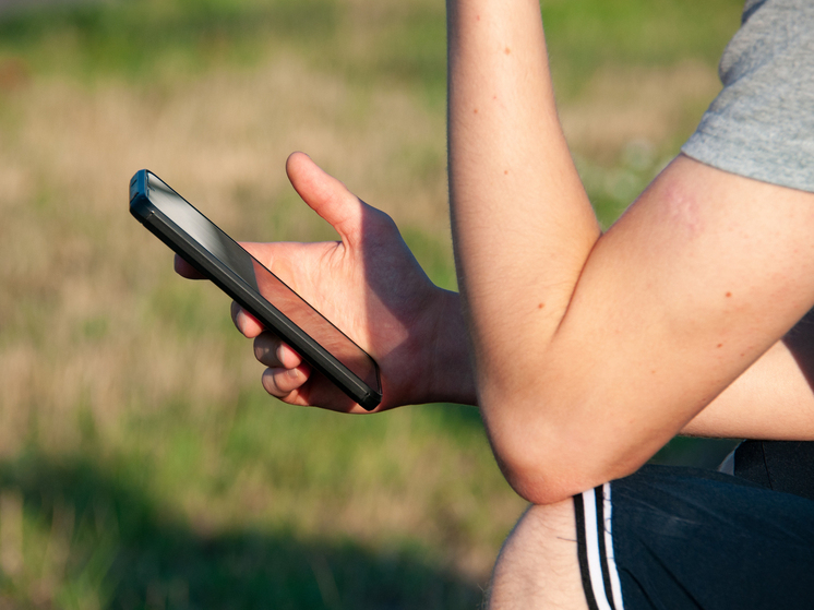 Смартфон стал инструментом массовой изоляции и «спада счастья» у зумеров