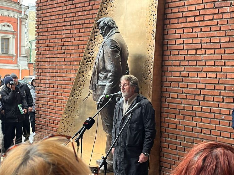 В Москве открыли памятник Юрию Любимову