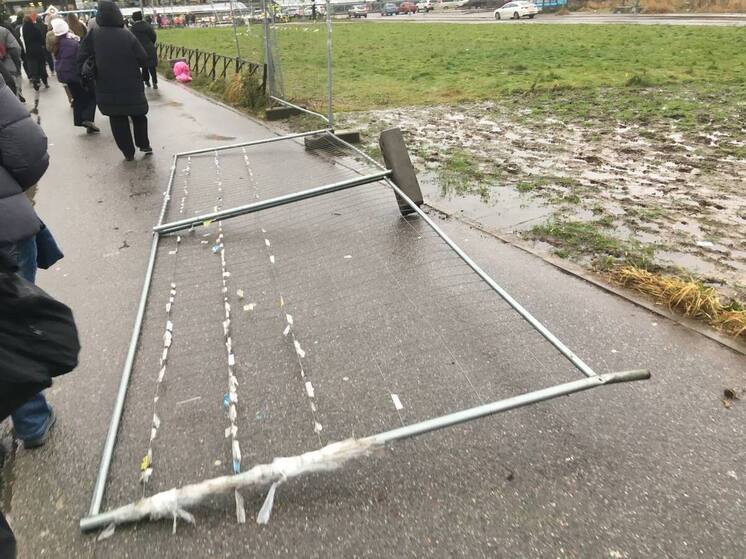 Шквалистый ветер разметал ограждения на бульваре Менделеева в Мурино