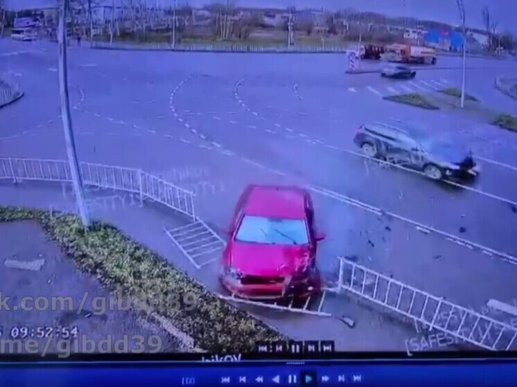 Калининградец поторопился за рулем и снес металлический забор на Суворова
