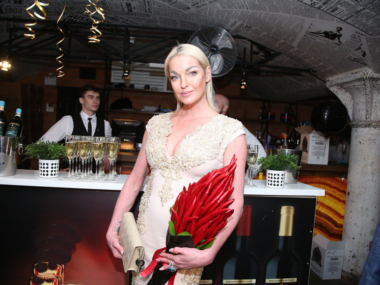 Волочкова про слухи о расставании дочери: Ариадна живёт в Петербурге с Никитой, всё в порядке