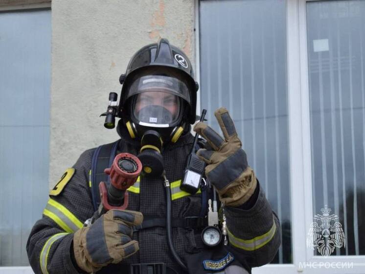 В Пестовском округе на пожаре спасли двух человек