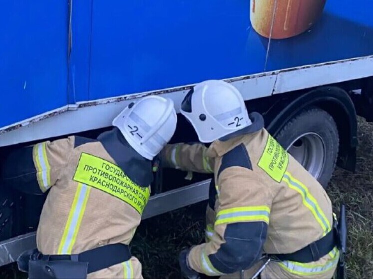 В Белореченском районе пожарные деблокировали водителя грузовика, попавшего в ДТП